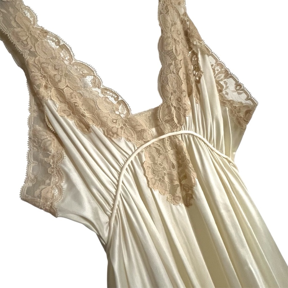 Ethereal Buttery Ivory with Lace Trim 70s Vintage Slip-Dress Gown Kayser Perfect - Picture 13 of 16